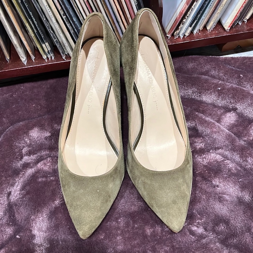 Banana republic heals - army green suede size 7.5
